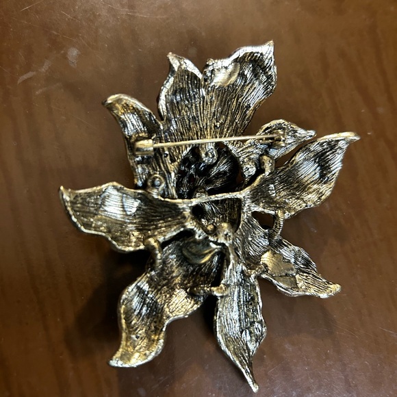 Elegant Red and Silver Floral Brooch! - Picture 5 of 11